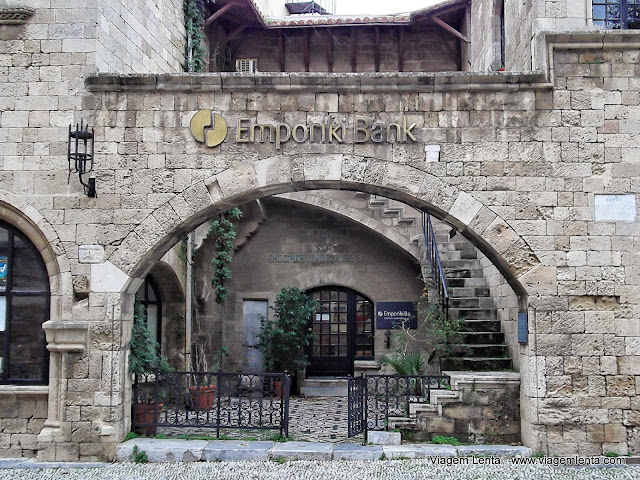 Bancos nas construções históricas da cidade medieval em Rodes