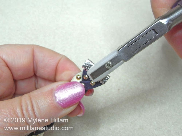 Clamping a second ribbon crimp over the cut laces