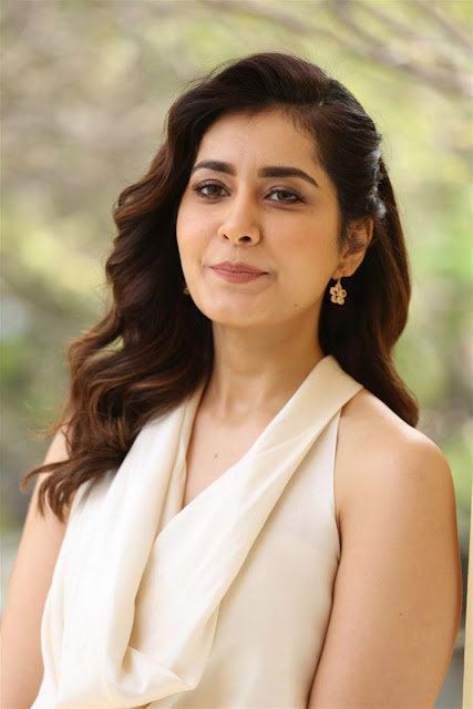 Raashi Khanna New Stills at World Famous Lover Movie Interview