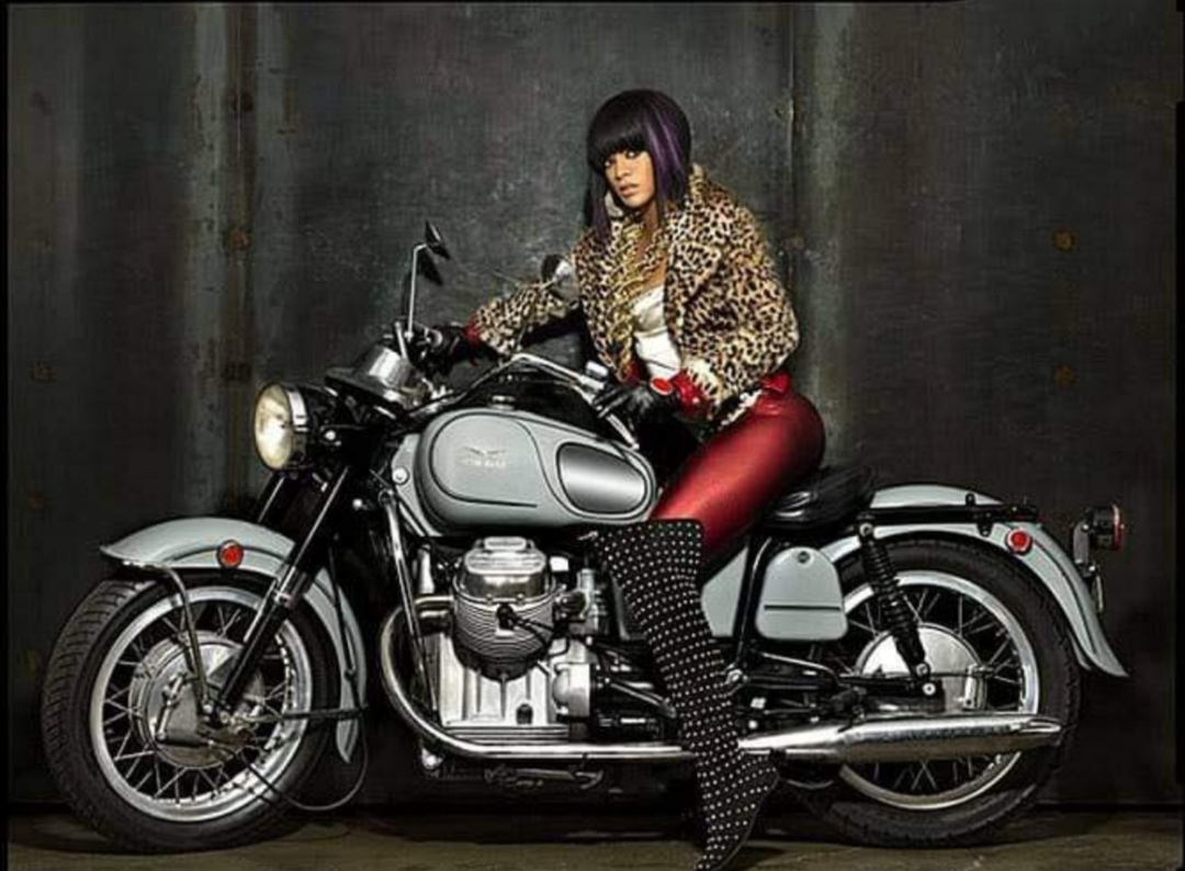 Moto Guzzi v7 девушка