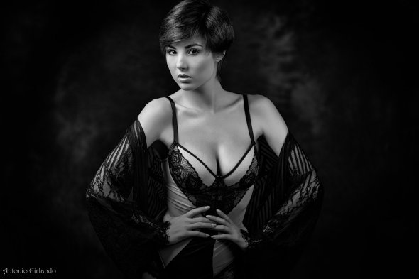 A linda modelo Giorgia Soleri na fotografia em preto e branco de Antonio Girlando Antonio Girlando 500px arte fotografia mulheres modelos italiana sensual fashion Giorgia Soleri preto e branco beleza