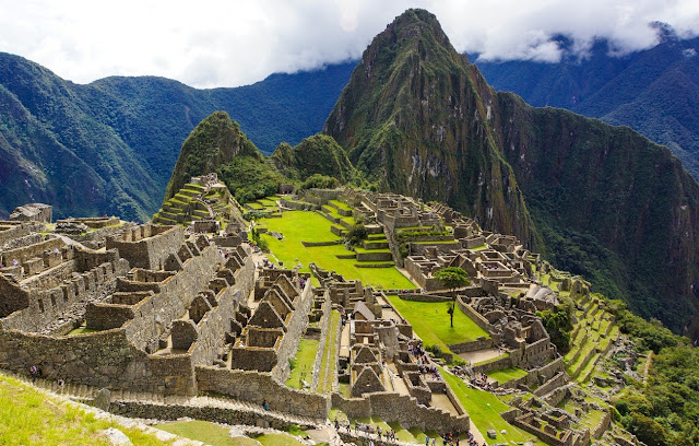 Панорама культового комплекса инков Мачу-Пикчу (XIII–XV вв., Перу)