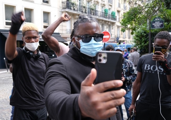 VIDÉO - “Nous allons vous arracher vos bras...!” : le leader de la Ligue de défense noire africaine menace Valeurs actuelles devant la rédaction