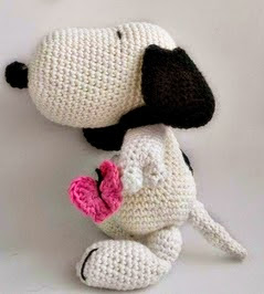 http://brocheastur.blogspot.com.es/2014/09/patron-amigurumi-snoopy-traducido.html