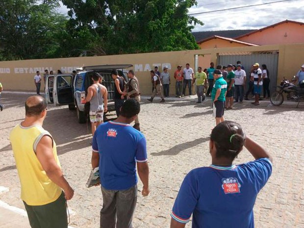 Aluno invade colégio estadual em Jussiape, na Bahia (Foto: Jussi Up Press)