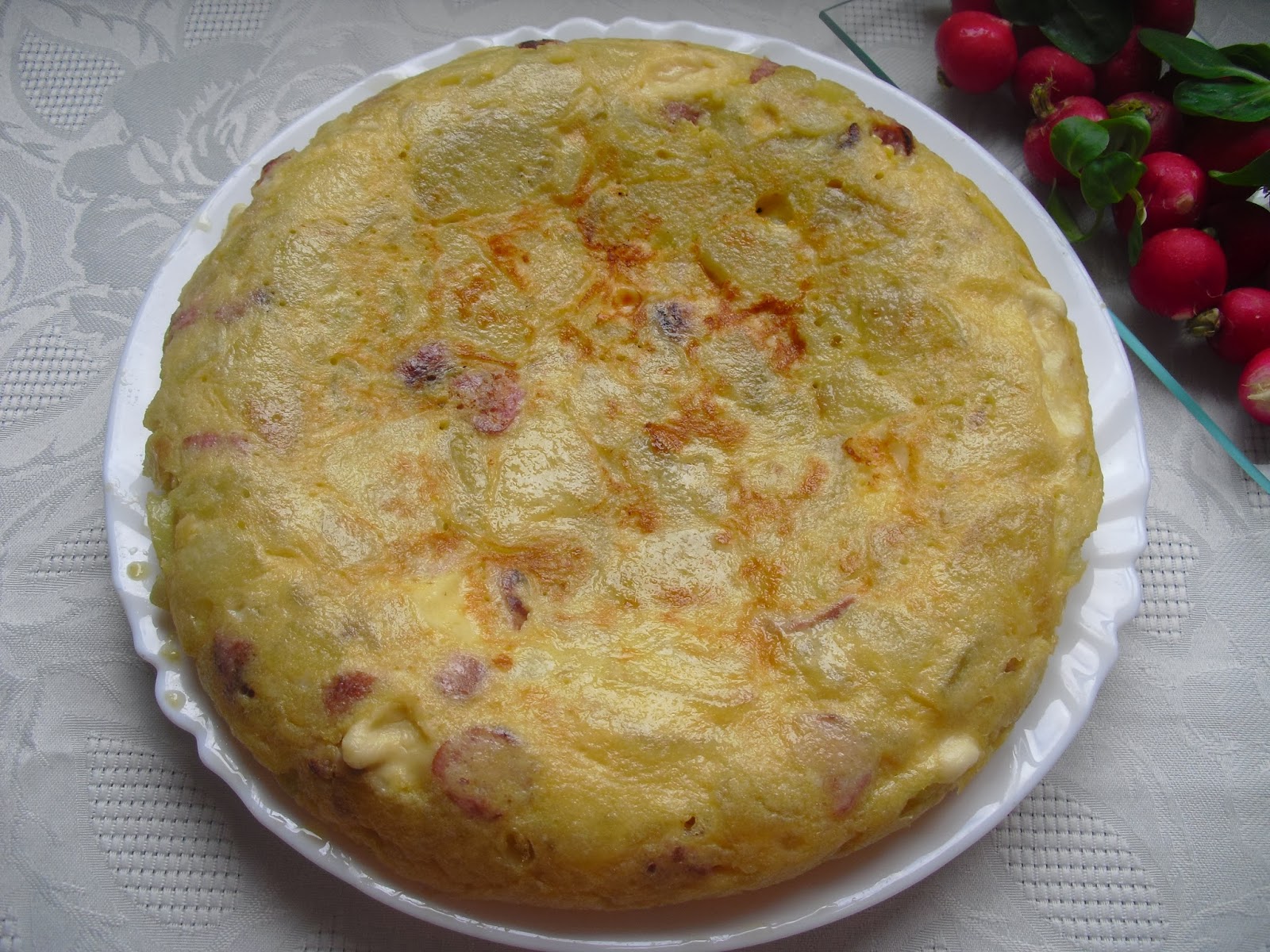 Tortilla de patatas con salchichas y quesitos y Premio Con sabor a huerto