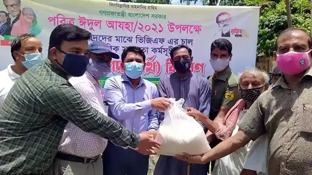 বাঁশখালীতে ভিজিএফ’র চাল ও মানবিক সহায়তা বিতরণ