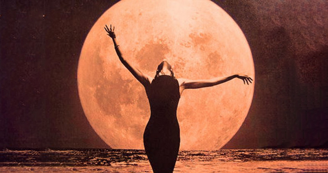 Lune d. Женщина Луна. Луна в руках. Луна с женским лицом. Луна в образе женщины.