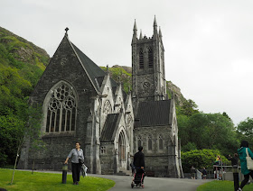 Kylemore abbey, irlanti, luostari, linna, connemara, vuoristo, kirkko, uusgoottilainen tyylisuunta, kivikirkko, pieni kirkko
