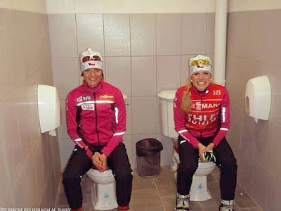 Doppel Toiletten Sochi - Olympia Sport Frauen Foto lustig Doppel Toiletten Sochi - Olympia Sport Frauen Foto lustig