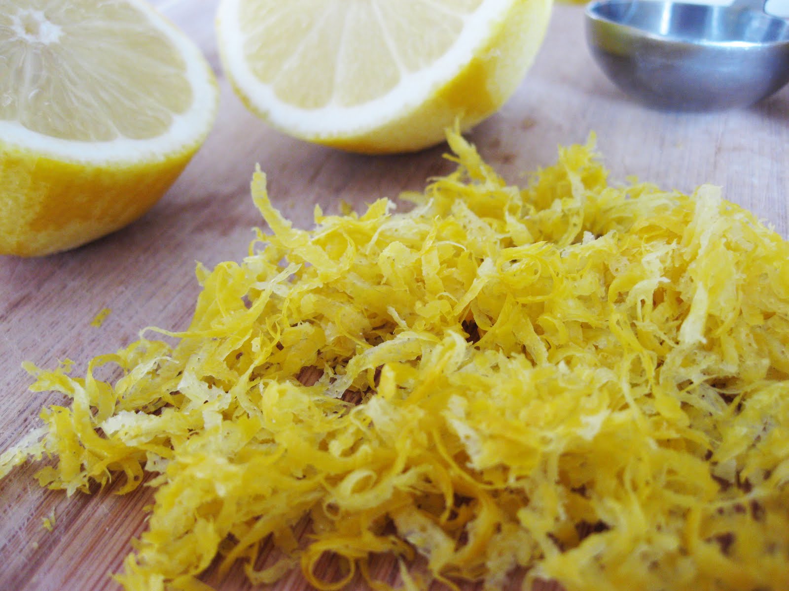 лимонная цедра на водяной бане. лимонная цедра. лимонная цедра ravifruit. карамелизация лимонной цедры. можно добавить цедру лимона.