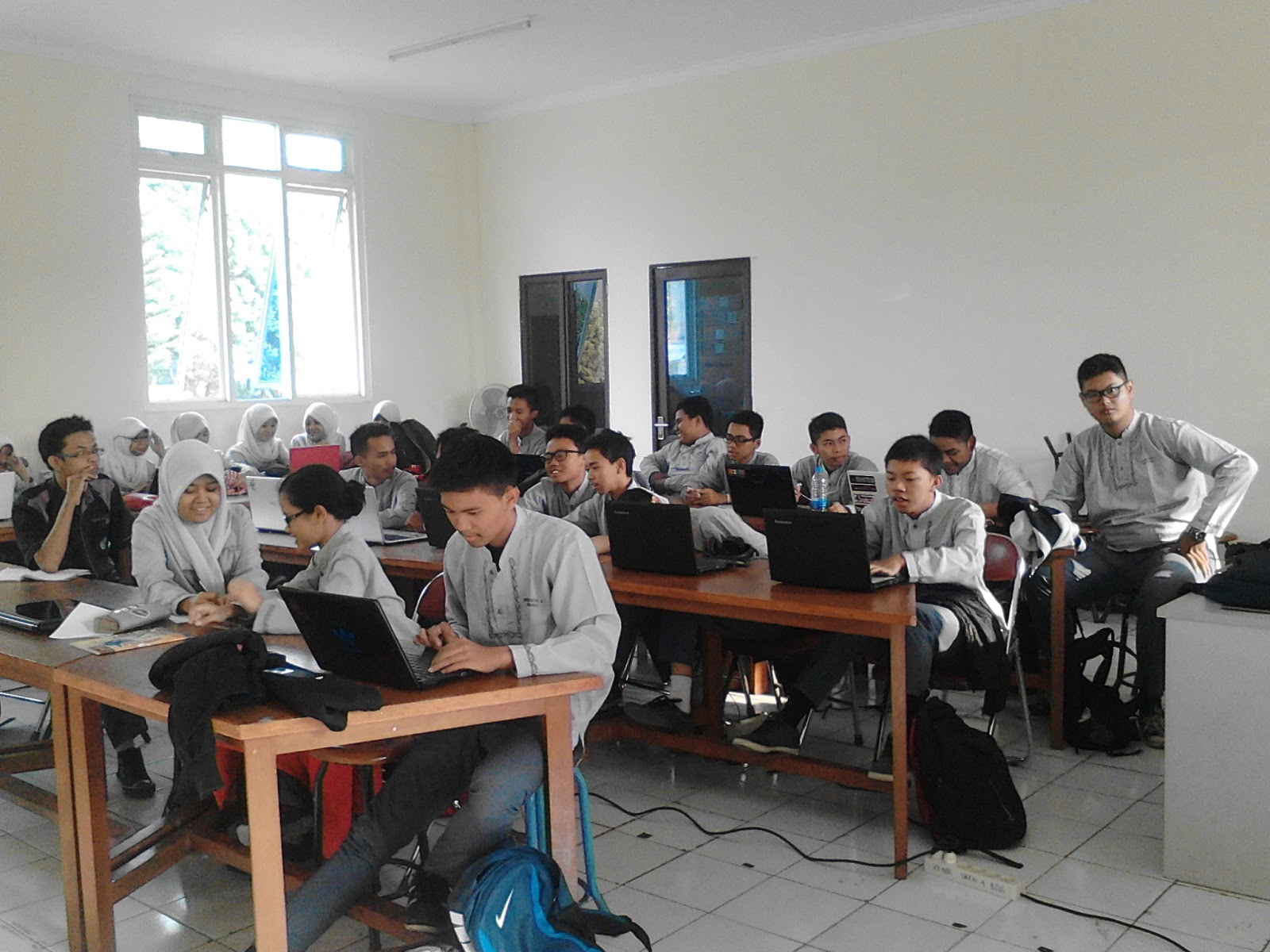 Lensa OPINI: Kelas XII Multimedia SMKN 4 Bandung Sangat antusiasme Mengikuti Pelajaran