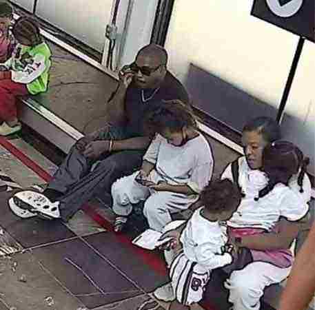  Kanye West viajó a México con sus cuatro hijos