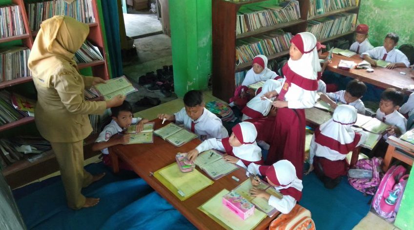 Ptk Matematika Sd Kelas 6 Peningkatan Hasil Belajar Matematika Materi Pecahan Dengan Memanfaatkan Media Kartu Pecahan Di Kelas Vi Mi