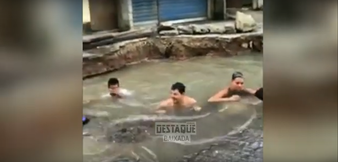 Buraco na Baixada Fluminense vira 'piscina' para moradores