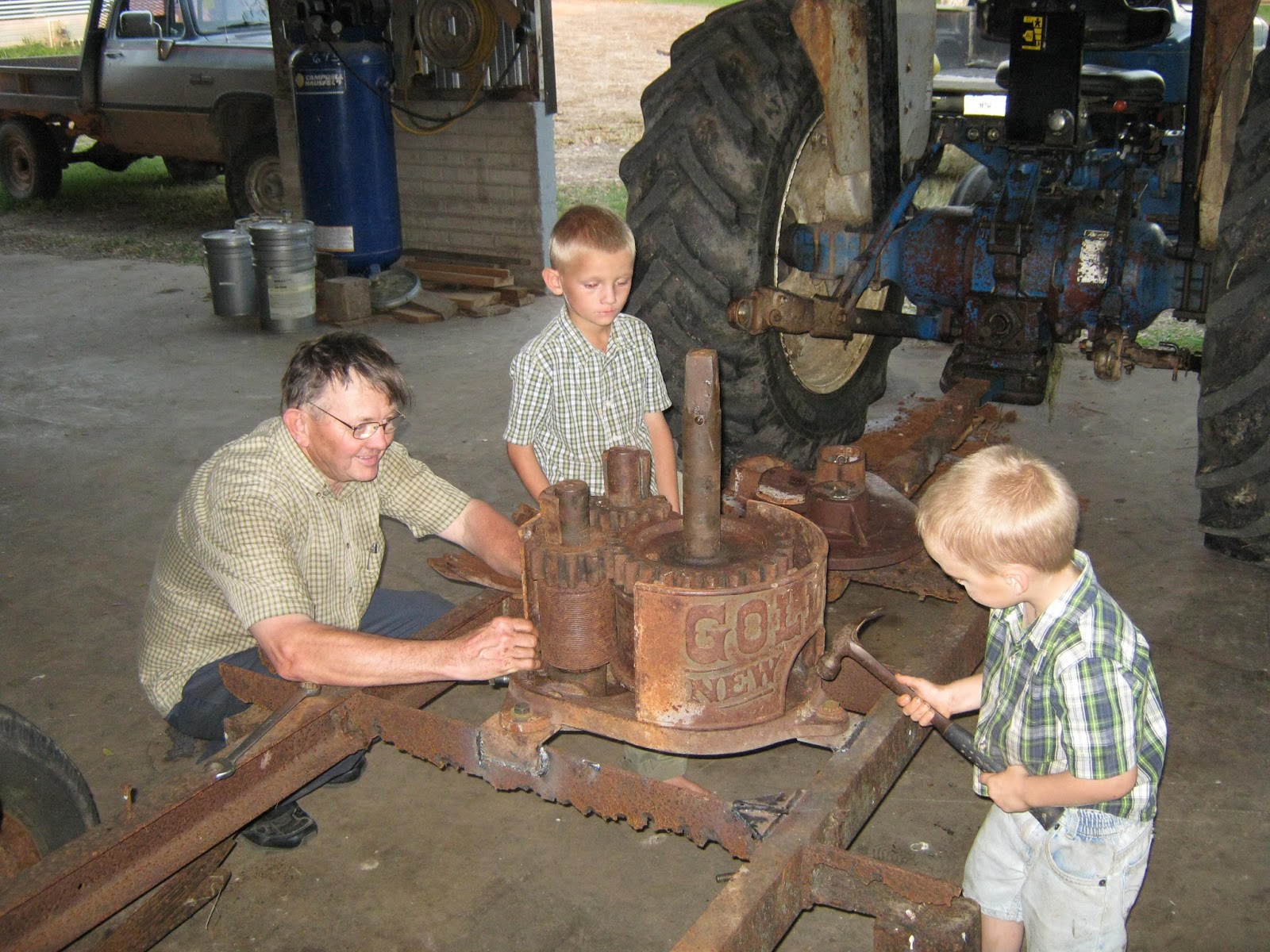 Pioneer Home Making sugar cane syrup, the oldfashioned way