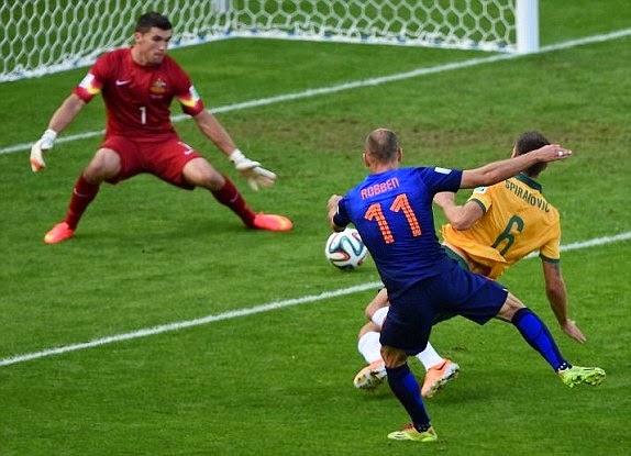 Belanda berhasil memenangi perlawanan Australia lewat skor tipis 3-2