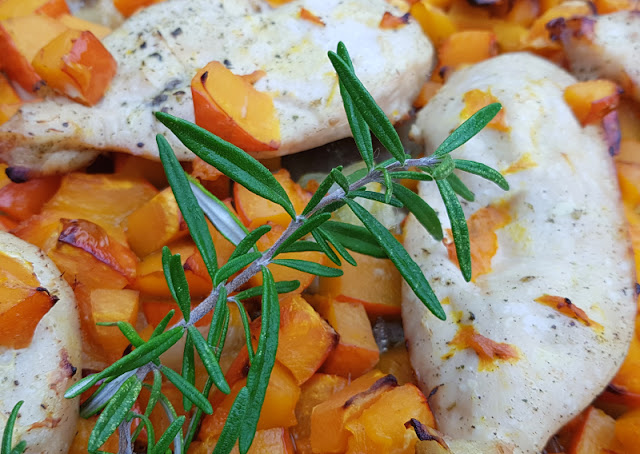 Hähnchenbrust mit Kürbis, Zwiebeln und Feta aus dem Backofen. Mit Rosmarin vom Backblech aus dem Ofen gelingt der Kürbis besonders gut und muss als Hokkaido nicht geschält werden.