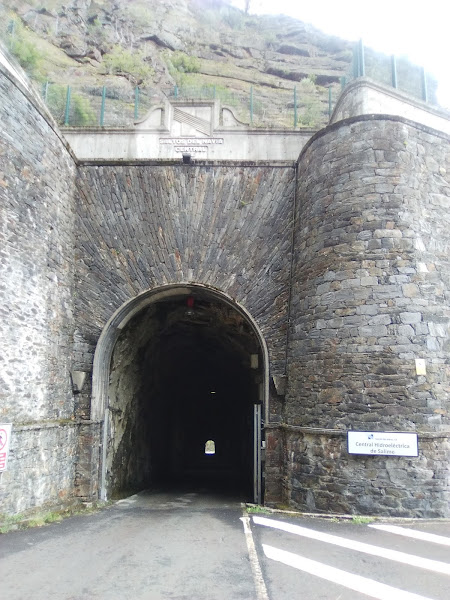 Fotografía de la puerta de entrada a la central eléctrica en el Salto de Buspol. Asturias