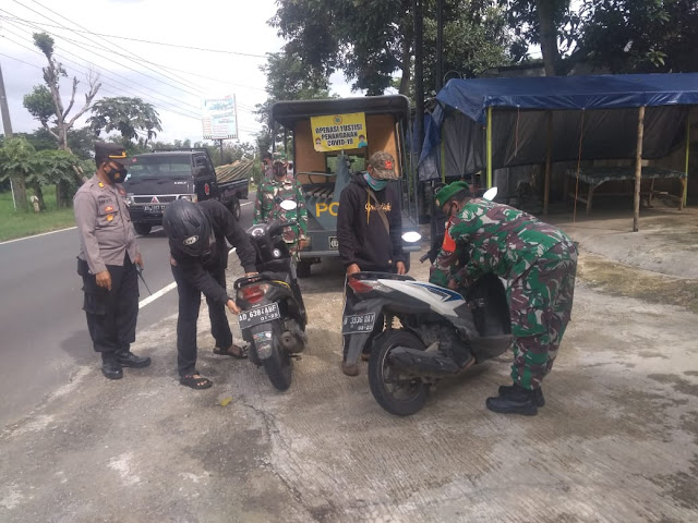 Wujudkan Masyarakat Tertib Memakai Masker Danramil Bersama Kapolsek Melaksanakan Operasi