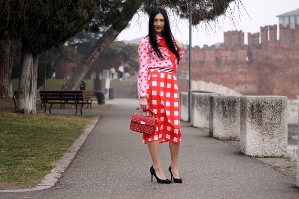 themorasmoothie, outfit, look san valentino, camicia a cuori, outfit, fashioncolor, fashioncolor outfit, fashionblogger, verona, influencer verona, influencer italia, influencenr italiana, fashionbloggeritaliana, fashion blogger verona