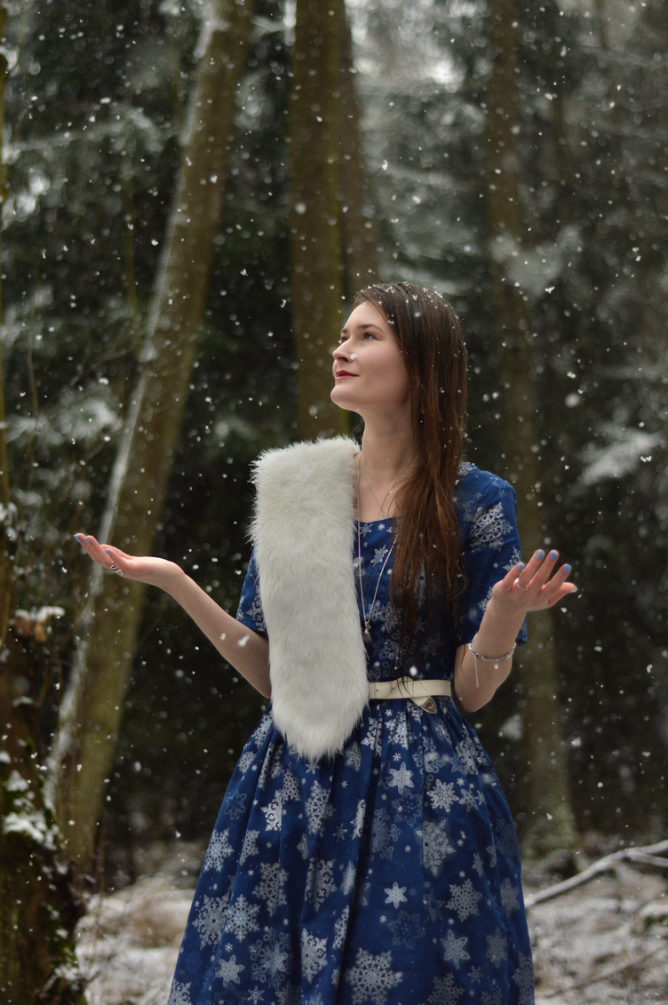 christmas winter dress, vintage style, snowfall photoshoot, georgiana quaint