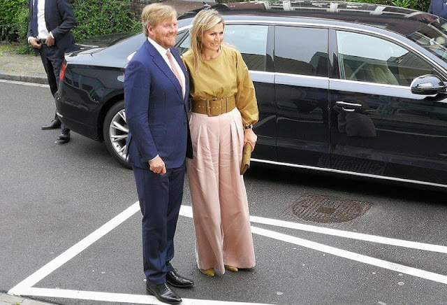 Queen Maxima wore new gold satin blouse and pink wide-leg trousers from Natan. Gianvito Rossi pumps