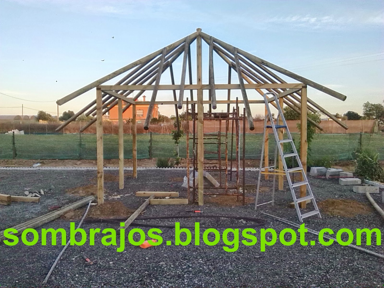 Sombrajo de hierba de barrón de dimensiones 4x4 Mtrs. De cuatro aguas