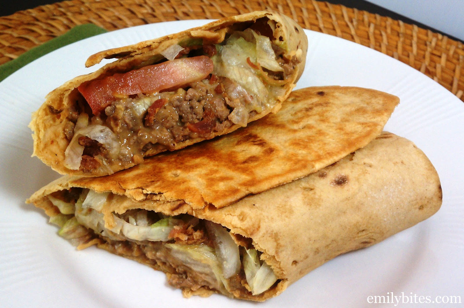 http://1.bp.blogspot.com/-BkSMo0qB9Xw/T_Coy8vpfjI/AAAAAAAABeA/oJnkbDaXDLs/s1600/Bacon%20Cheeseburger%20Wraps%201b.jpg