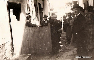 Candelario Salamanca turistas en una calle viendo a una Candelaria