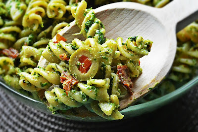 Pełnoziarniste fusilli z pesto z rukoli