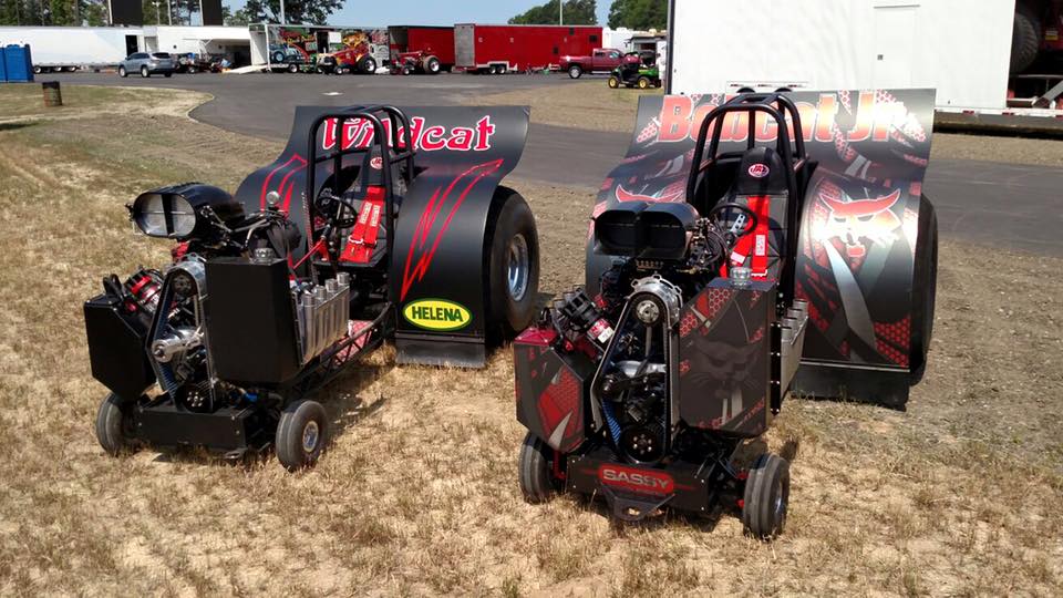 Modified mini tractor pulls rapatila