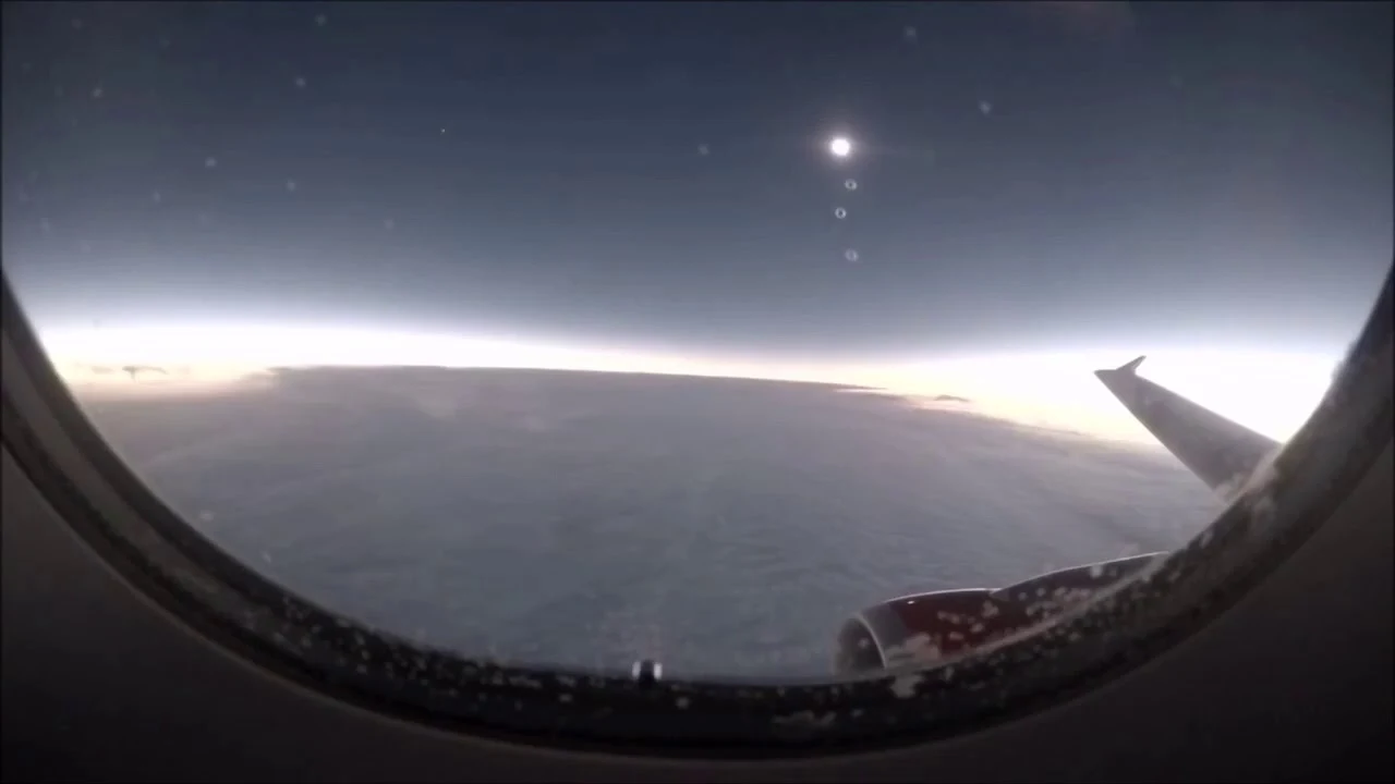 Mais uma imagem do eclipse solar de um avião