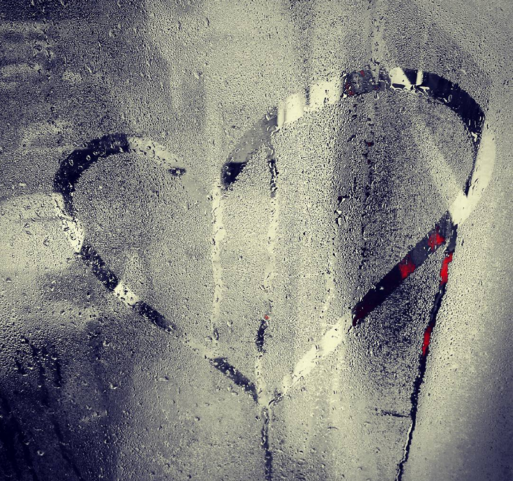 Coração desenhado em vidros embaciados Frio Chuva