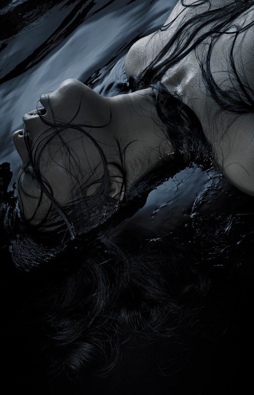 Tomohide Ikeya fotografia sensual sub-aquática sombria