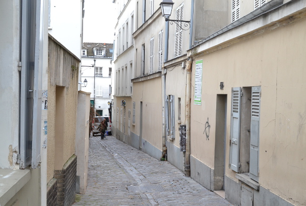 Art et glam: La rue Saint-Rustique, Paris 18e, avec vue sur le Sacré-Cœur
