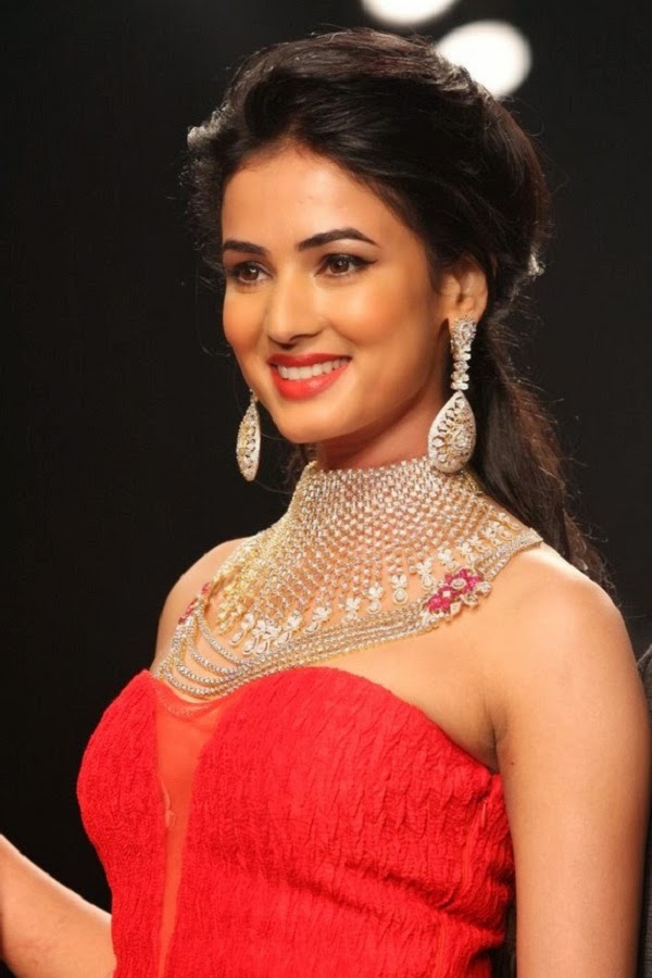 INDIAN BEAUTIES: SONAL CHOUHAN