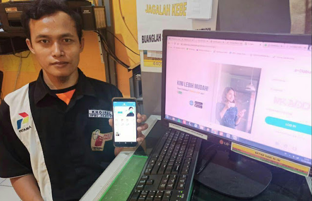 Dengan E-Dabu, New Normal Bukan Lagi Rintangan Mojokerto - Pandemi Covid-19 muncul dan menimbulkan kendala untuk menjalani kehidupan normal akibat pembatasan yang perlu dilakukan untuk mencegah penularan virus Corona. Dalam kondisi new normal ini, untuk melanjutkan aktifitas harus mematuhi protokol kesehatan yang ada. Satu lagi layanan onlinedari BPJS Kesehatan yaitu New E-Dabu yang sangat berguna dan praktis, terutama pendaftaran baru karyawan beserta anggota keluarganya, pengurangan karyawan serta dapat melakukan perubahan data peserta. Dengan adanya new normal ini bukan menjadi penghalang badan usaha untuk patuh dalam mendaftarkan seluruh karyawannya sebagai peserta Jaminan Kesehatan Nasional – Kartu Indonesia Sehat (JKN-KIS). Radi Jatmiko, (37) merupakan Person In Contact (PIC) UD. Bangun Karya Mandiri yang bertugas untuk mendaftarkan dan memutasi setiap karyawan Badan Usahanya yang tergabung di dalam program JKN-KIS. “Karyawan sudah didaftarkan badan usaha terhitung mulai bulan juni 2020, waktu itu dihubungi melalui telepon oleh salah satu pihak Relationship Officer BPJS Kesehatan,” jelas Radi. Pada awalnya, perusahaan Radi hanya mendaftarkan karyawan tetap saja ke dalam program JKN-KIS. Namun melihat kondisi yang cukup riskan di tengah pandemi Covid-19 seperti ini, Pemilik UD merasa berkewajiban memastikan usahanya tetap berjalan, sehingga ia memutuskan memberikan jaminan kesehatan kepada setiap karyawannya. Rupanya pihak BPJS Kesehatan cepat merespon ini. Pada bulan berikutnya, Radi dihubungi kembali oleh petugas BPJS Kesehatan. Radi dikonfirmasi untuk proses penambahan karyawan yang seharusnya tertera pada saat mendaftarkan badan usaha tahun lalu. Radi merasa mudah ketika melakukan penambahan karyawan, ia tidak perlu mengirim berkas satu persatu seperti mendaftarkan badan usaha, cukup dengan membuka aplikasi Elektronik Badan Usaha (E-Dabu). “Saya sangat terbantu sekali dengan aplikasi E-Dabu ini, karena bisa mencetak kartu untuk pegawai dan administrasi (juga),” jelas Radi. Radi pun berharap agar BPJS Kesehatan terus mengoptimalkan pelayanannya melalu E-Dabu serta berinovasi dengan fitur-fitur yang baru. Selain itu ia berharap perkembangan E-Dabu nantinya bisa lebih mempermudah badan usaha dalam mendapatkan informasi dalam Program JKN-KIS tanpa harus datang ke kantor BPJS Kersehatan. (Jayak)