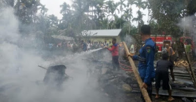 Dilalap Si Jago Merah Rumah Kayu Milik Nurbainis di Pessel Ludes Terbakar