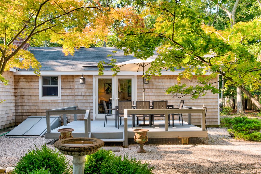 Sag Harbor Cottage (950 Sq Ft) [ TINY HOUSE TOWN ]