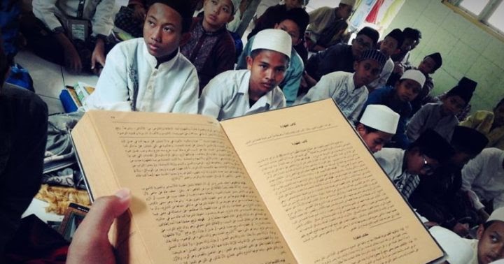Kitab Kuning Adalah  Ciri  Khas  Pondok Pesantren Islampers com