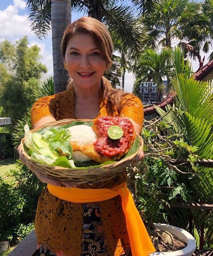 Tamara Bleszynski membuka warung di Bali