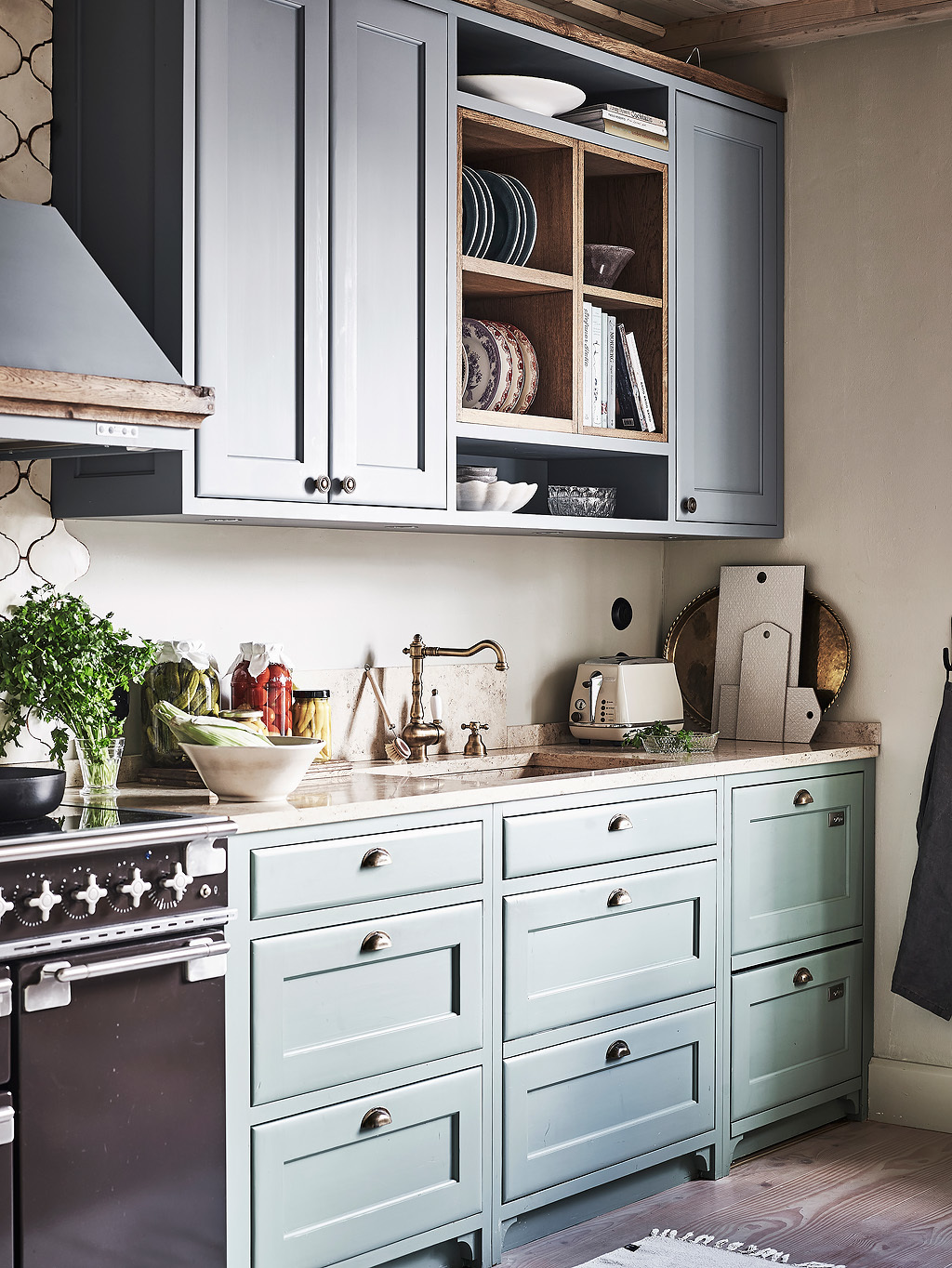 51 Floor Vases with Endless Decor Potential for Any Interior Style