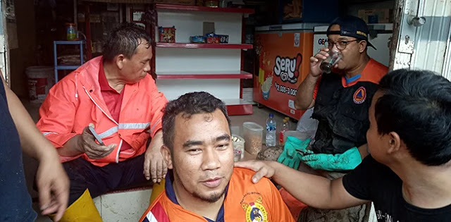 Gotong Royong Bareng Warga, Gubernur Anies Dapat Hadiah Gotong Royong Bareng Warga, Gubernur Anies Dapat Hadiah