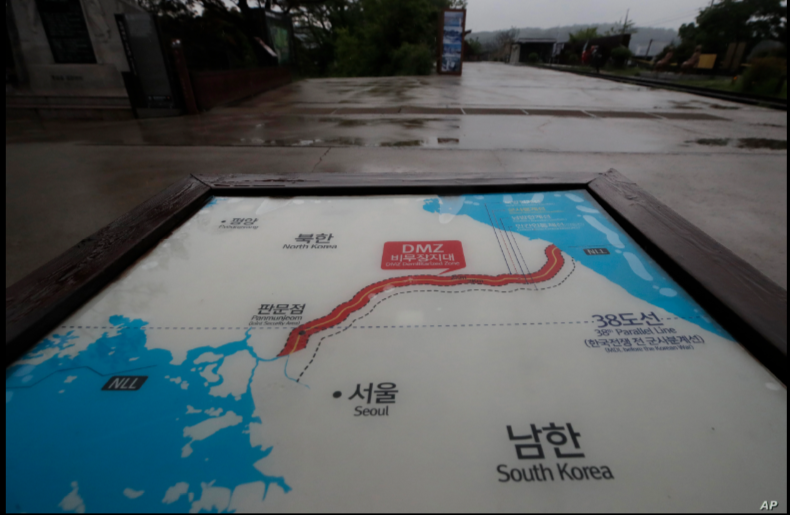 Un mapa de las dos Coreas que muestra la Zona Desmilitarizada en visto en el Pabellón Imjingak, en Paju, Corea del Sur / AP
