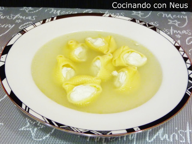  Sopa de Navidad con galets rellenos de crema de queso 