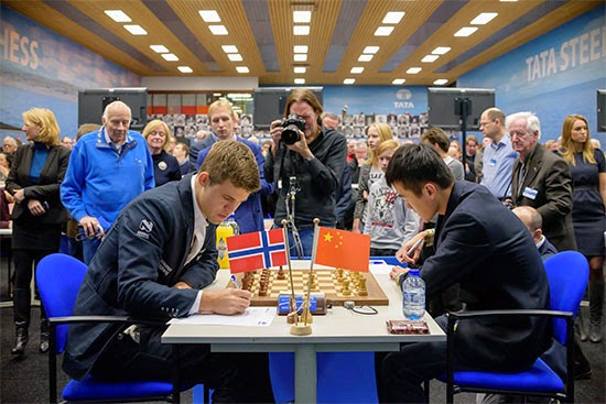 Ronde 12 : Le champion du monde d'échecs Magnus Carlsen a annulé avec les Noirs contre le Chinois Ding Liren - Photo © Alina L'Ami 