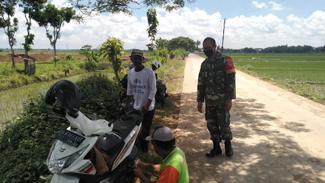 Melalui Komsos Babinsa Tenggak Ajak Masyarakat Jaga Kebersihan