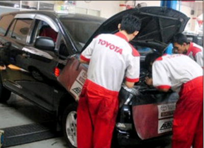 membersihkan busi mobil di dealer toyota