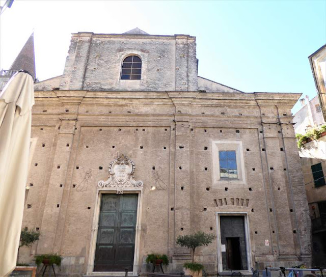 facciata incompiuta della Basilica di San Biagio a finalborgo